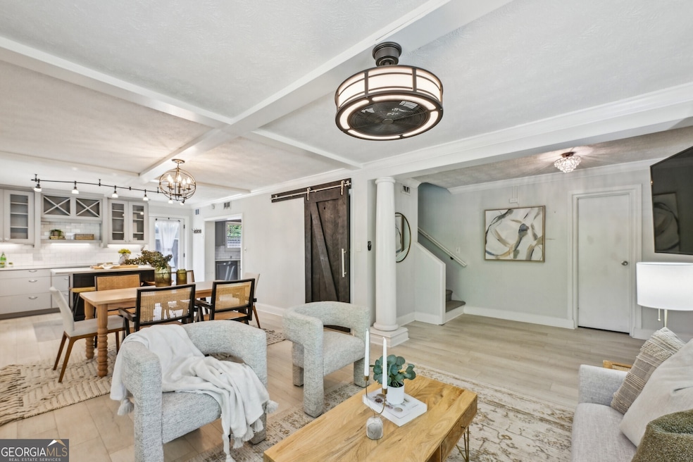Fully Renovated End-Unit Condo In The Sought-After Lakemoore Colony Community!