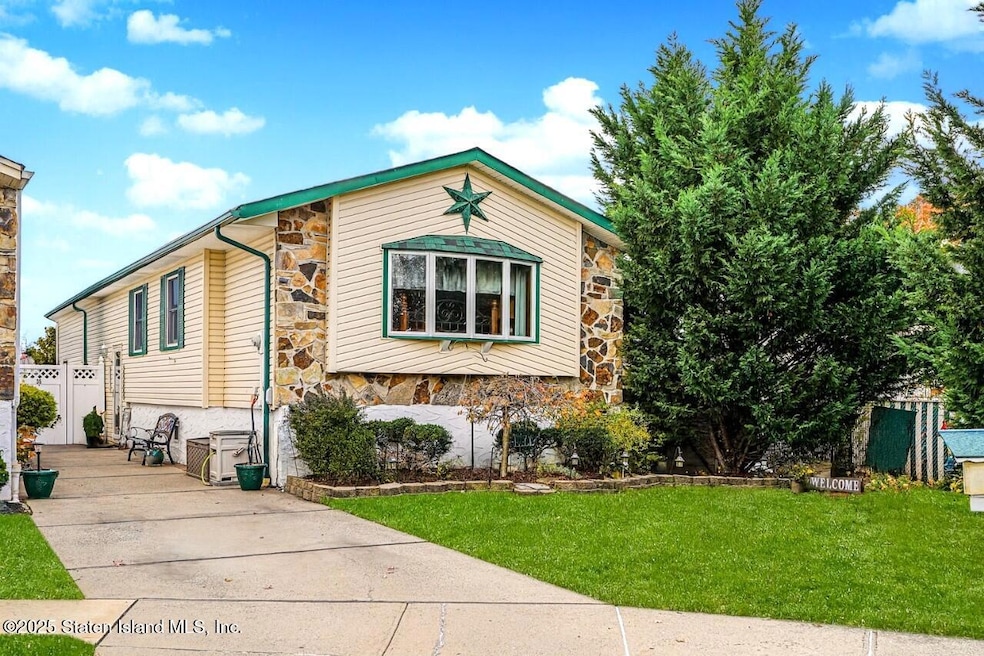 35 Nutwood Ct, Staten Island, NY 10308 - photo 1