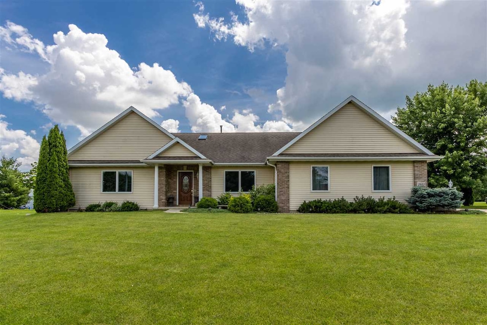 2922 Cobblestone Ct, Cedar Falls, IA 50613 - photo 1