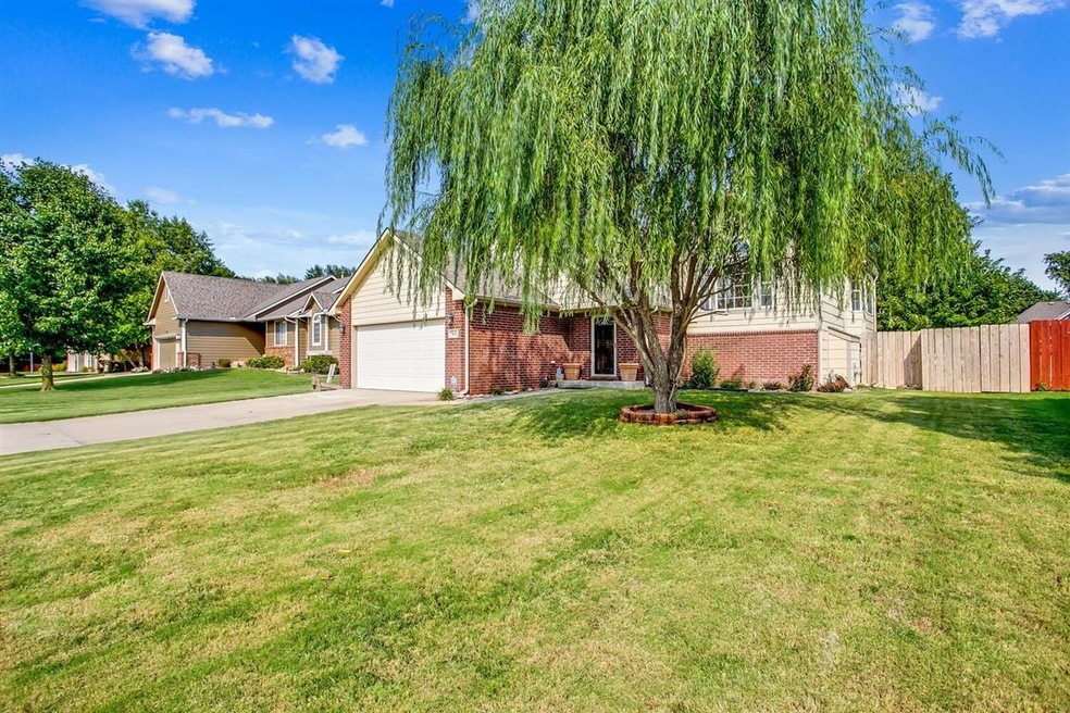 824 Carriage Rd, Maize, KS 67101 - photo 1