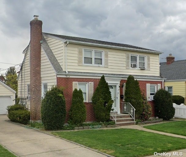 156 Cornwell Ave unit 2nd fl, Williston Park, NY 11596 - photo 1