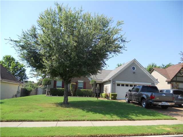 Beautifully landscaped brick home w/ over-sized tw