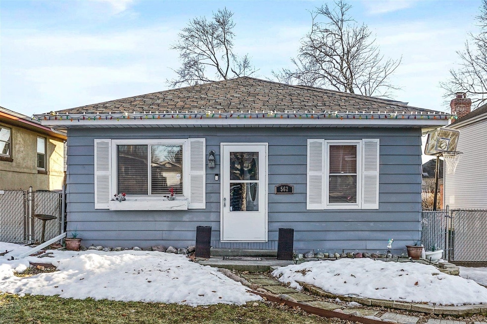 562 W Crockett Ave, Elmhurst, IL 60126 - photo 1