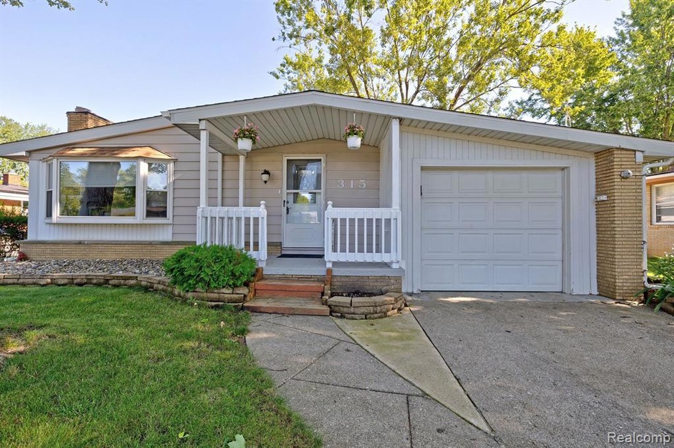315 Fitzner Dr, Davison, MI 48423 - photo 1