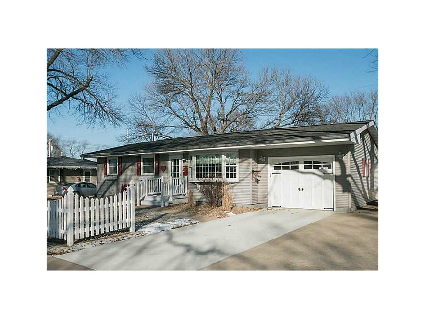 1580 Valleyview Dr, Marion, IA 52302 - photo 1