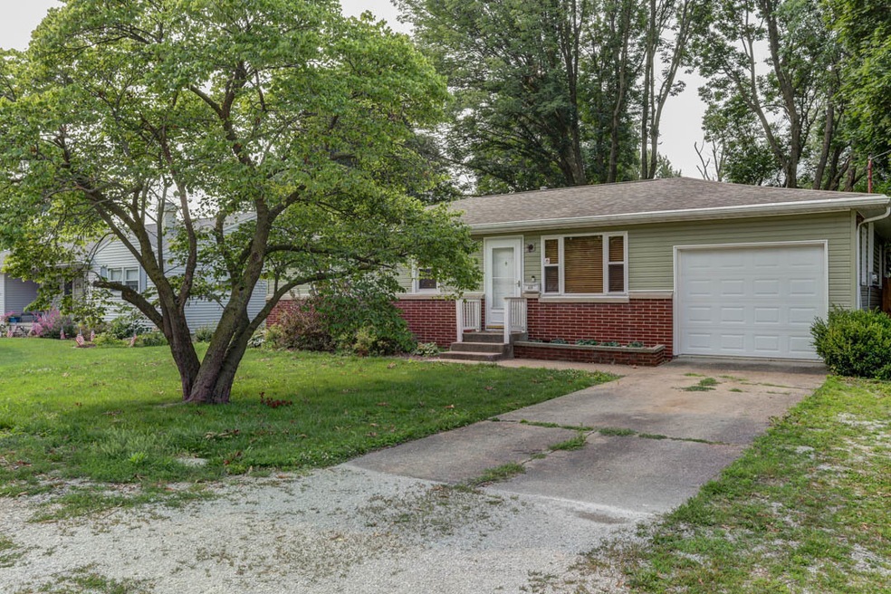 819 Timmons Dr, Tuscola, IL 61953 - photo 1