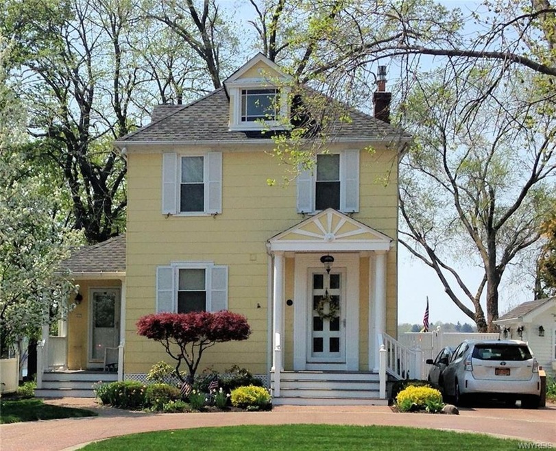 Classic home with unparalleled views of Niagara Ri