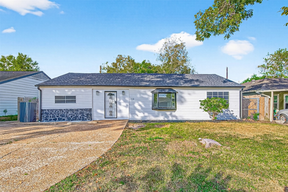 4729 Paradise Ln, Houston, TX 77048 - photo 1