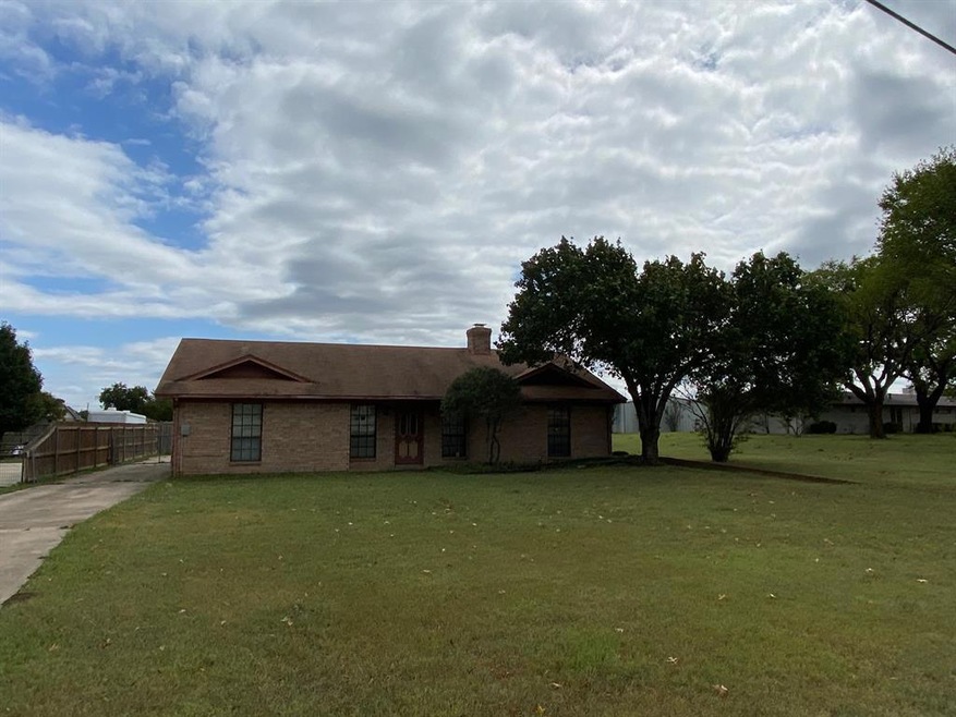 1504 W California St, Gainesville, TX 76240 - photo 1
