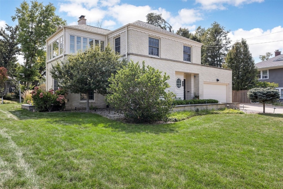 Charming Classic McKay built SE side home
