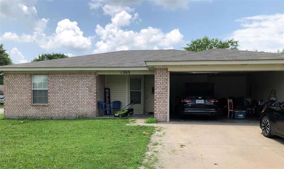 1303 Rebecca Dr, Gainesville, TX 76240 - photo 1