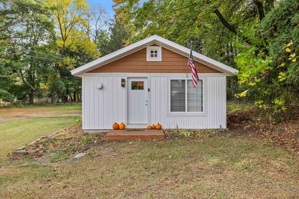 1010 Riverside Dr, Waupaca, WI 54981 - photo 1