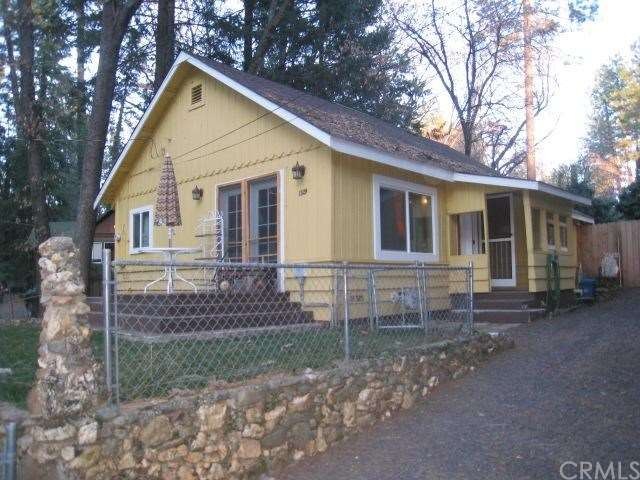 Quaint Paradise home nestled atop a small knoll