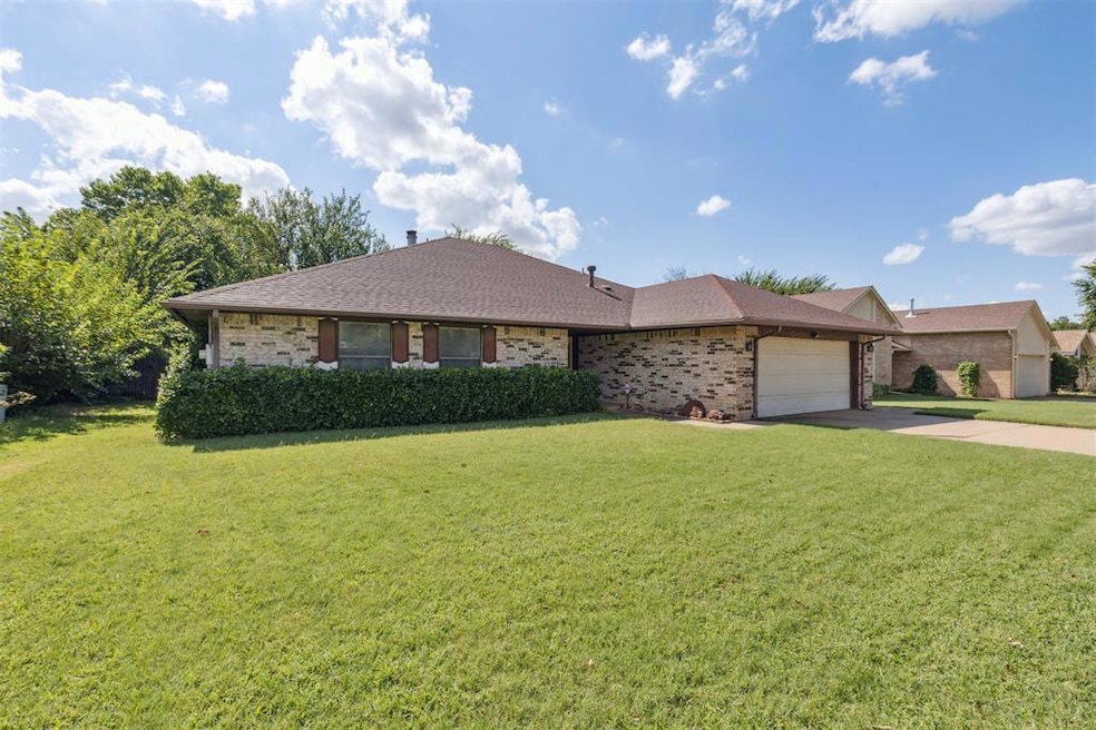 2013 Tanglewood Dr, Edmond, OK 73013 - photo 1