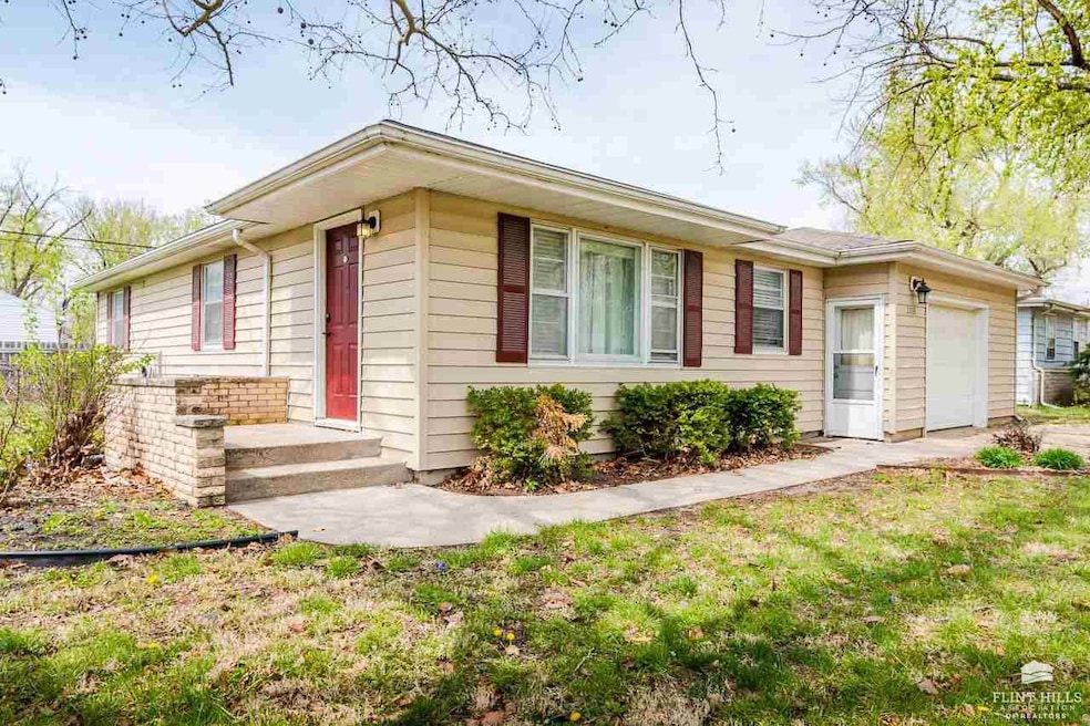 2213 Northview Dr, Manhattan, KS 66502 - photo 1