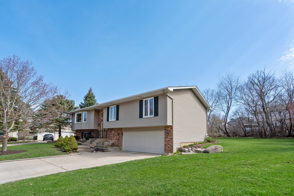 340 Cornell Ln, Algonquin, IL 60102 - photo 1