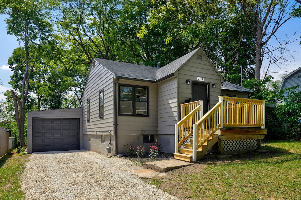 2112 E 23rd St_002