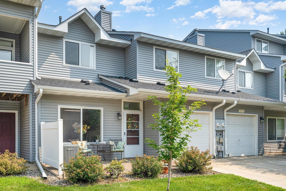 577 Woodduck Dr unit J, Woodbury, MN 55125 - photo 1