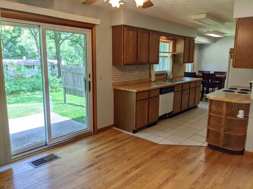 330 Oak Ridge Dr, Freeport, IL 61032 - photo 1