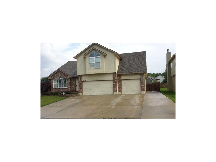 brick and stucco front see the side parking perfec