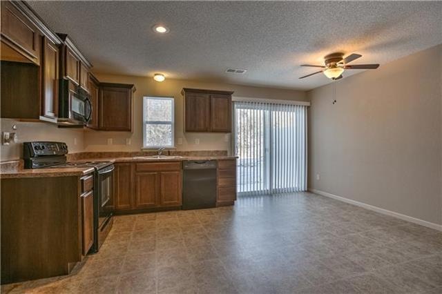 246 Pointe Ln, Raymore, MO 64083 - photo 1