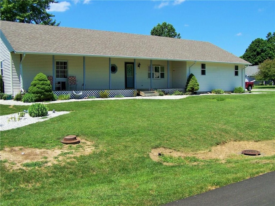 120 E Oak St, Roachdale, IN 46172 - photo 1