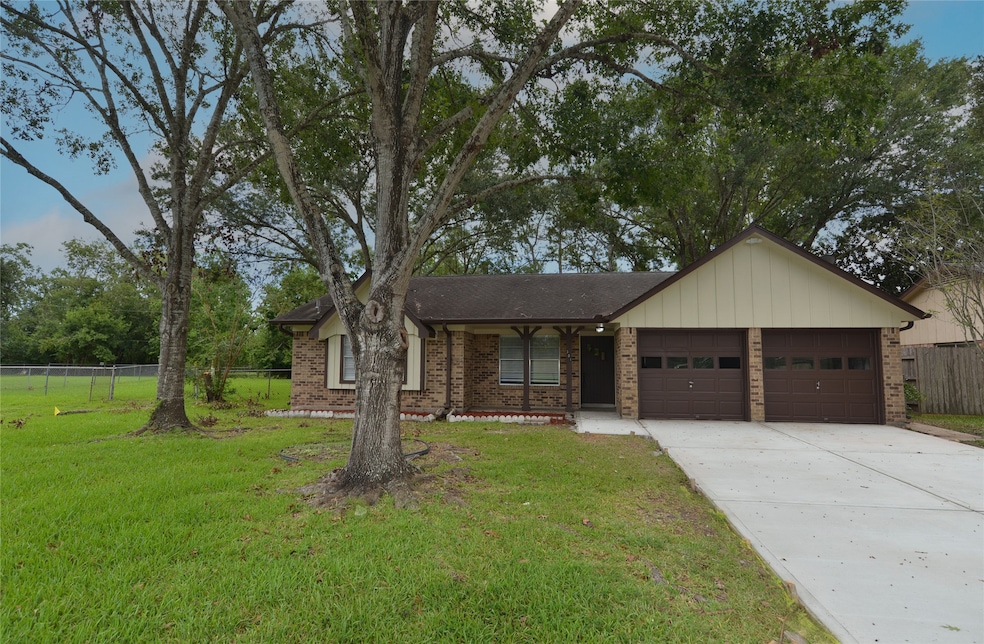 301 Christina Ln, Friendswood, TX 77546 - photo 1