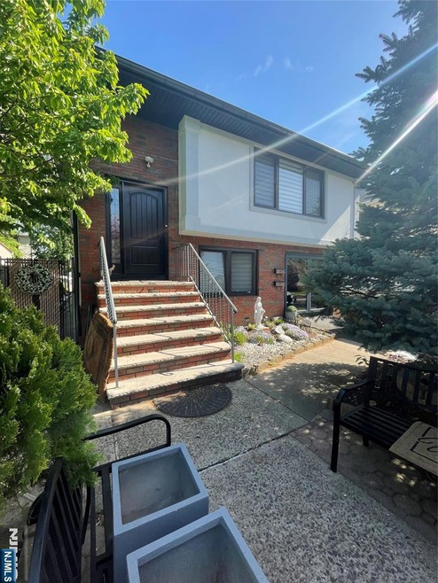 61 Chamberlain Ave unit 1, Elmwood Park, NJ 07407 - photo 1