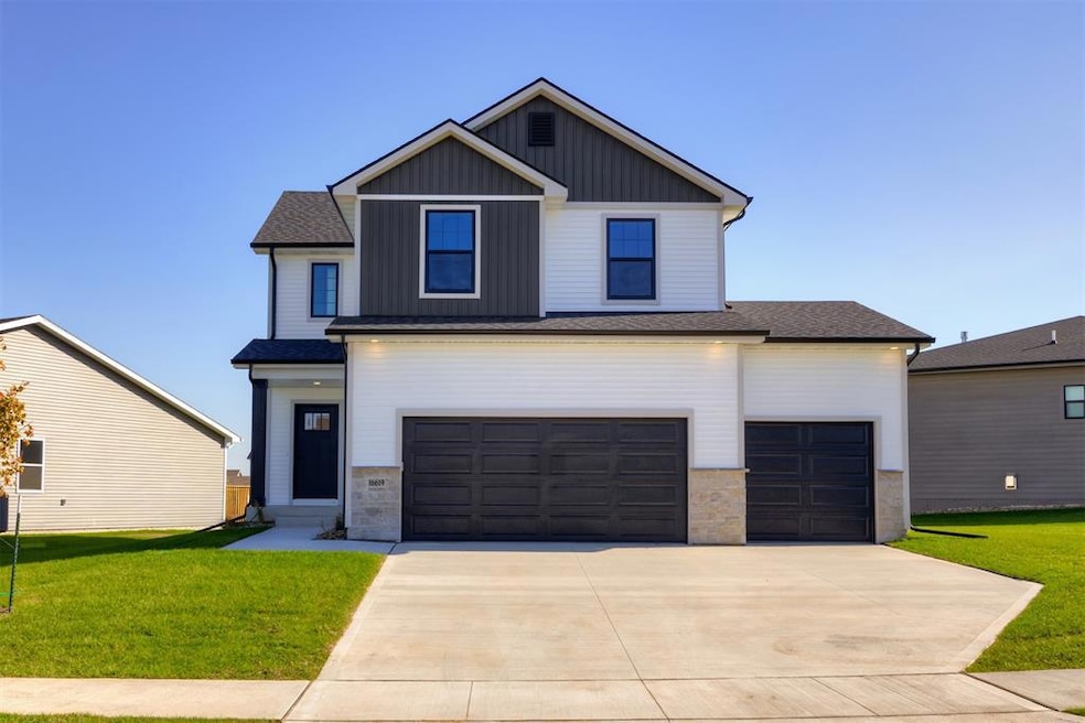 16619 Walnut Meadows Dr, Urbandale, IA 50323 - photo 1