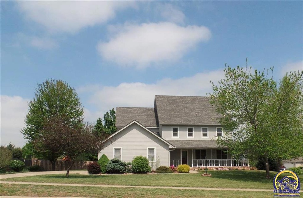 910 SE Oakridge Ln, Topeka, KS 66609 - photo 1