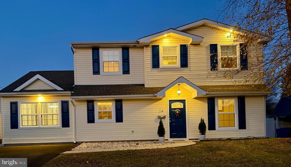 24 Robin Hill Ln, Levittown, PA 19055 - photo 1