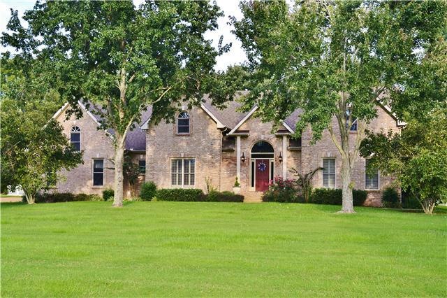 Welcome To 2237 Oakbranch Cir!