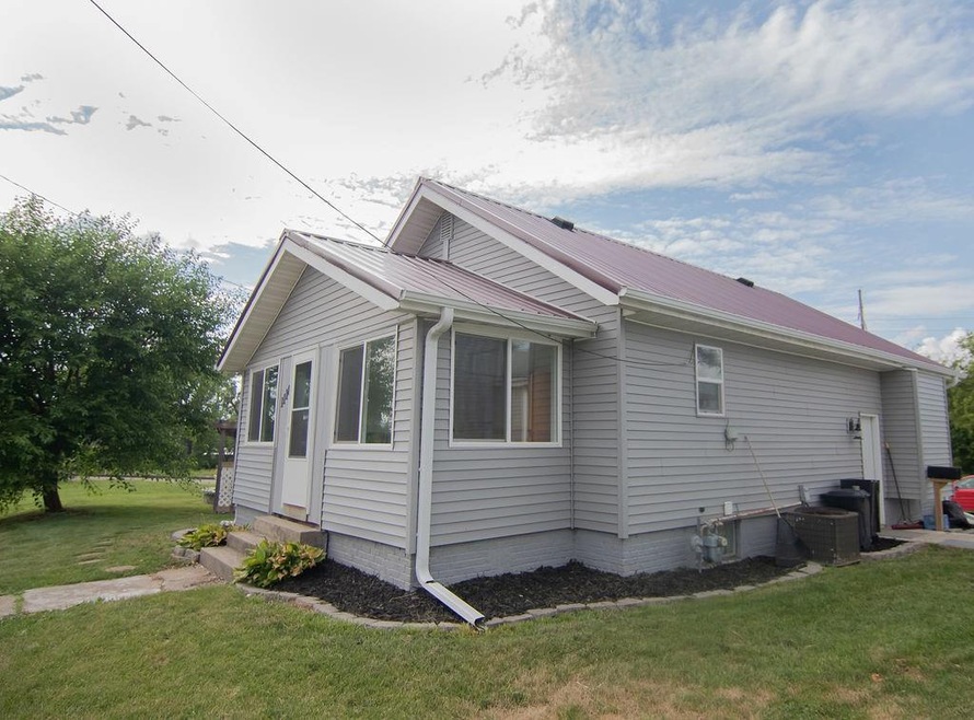 1118 1st Ave W, Newton, IA 50208 - photo 1