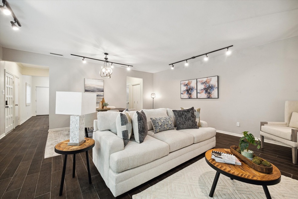 1680 sqft condo 2 bed 2.5 bath walkable to ample t