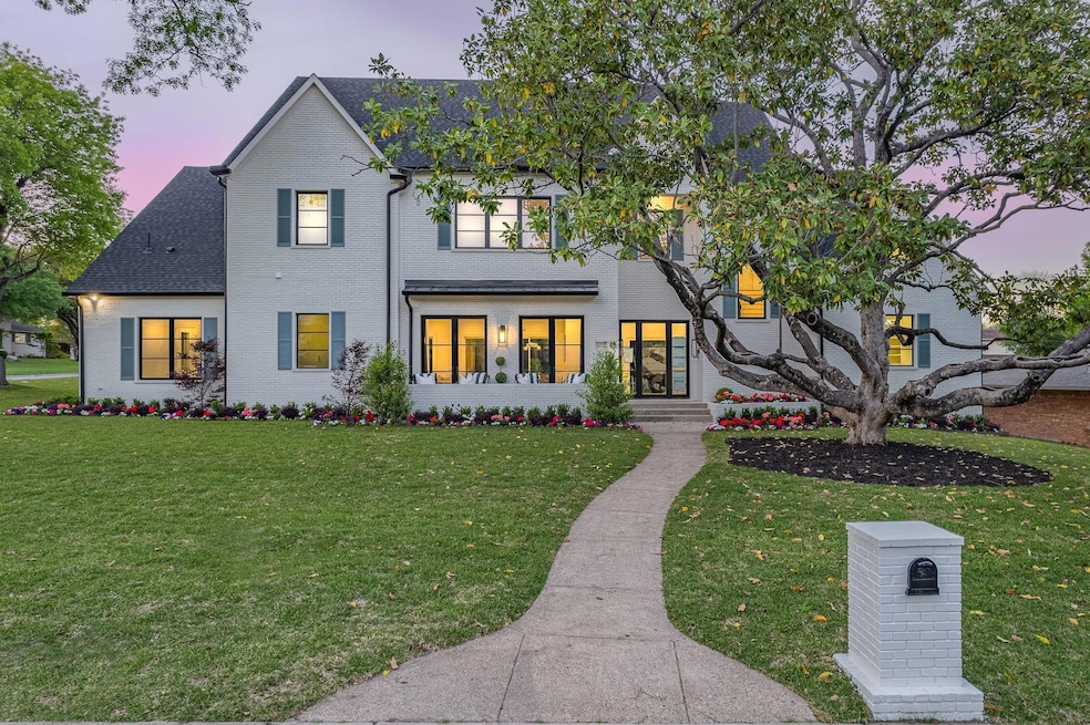 View of front of home featuring a yard