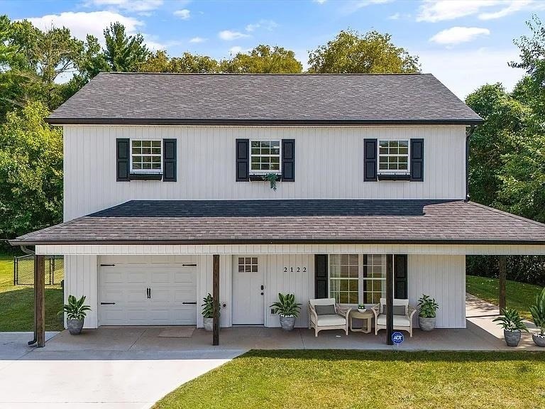 View of front of property with a garage and a fron
