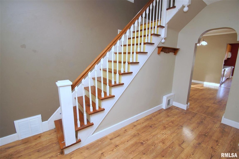 818 Kirkwood Blvd, Davenport, IA 52803 - photo 1