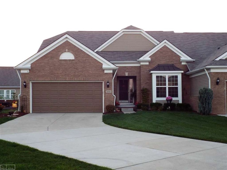 Awesome end unit, extra long driveway in a cul-de-