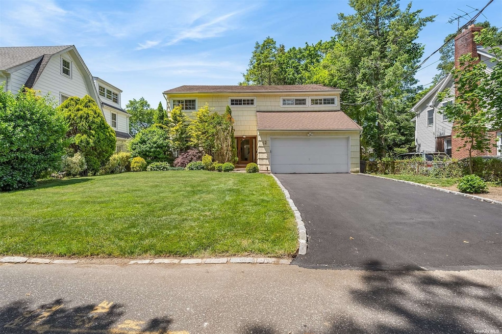 12 Bromley Ln, Great Neck, NY 11023 - photo 1