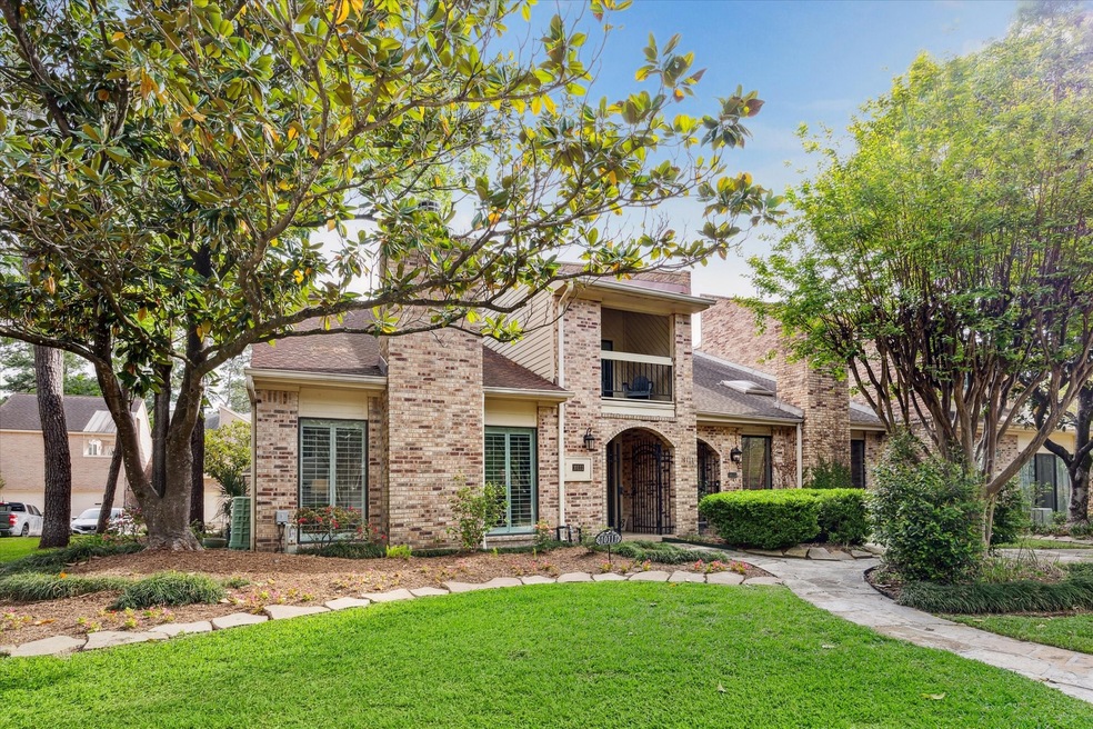 10111 Valley Forge Dr unit 24, Houston, TX 77042 - photo 1