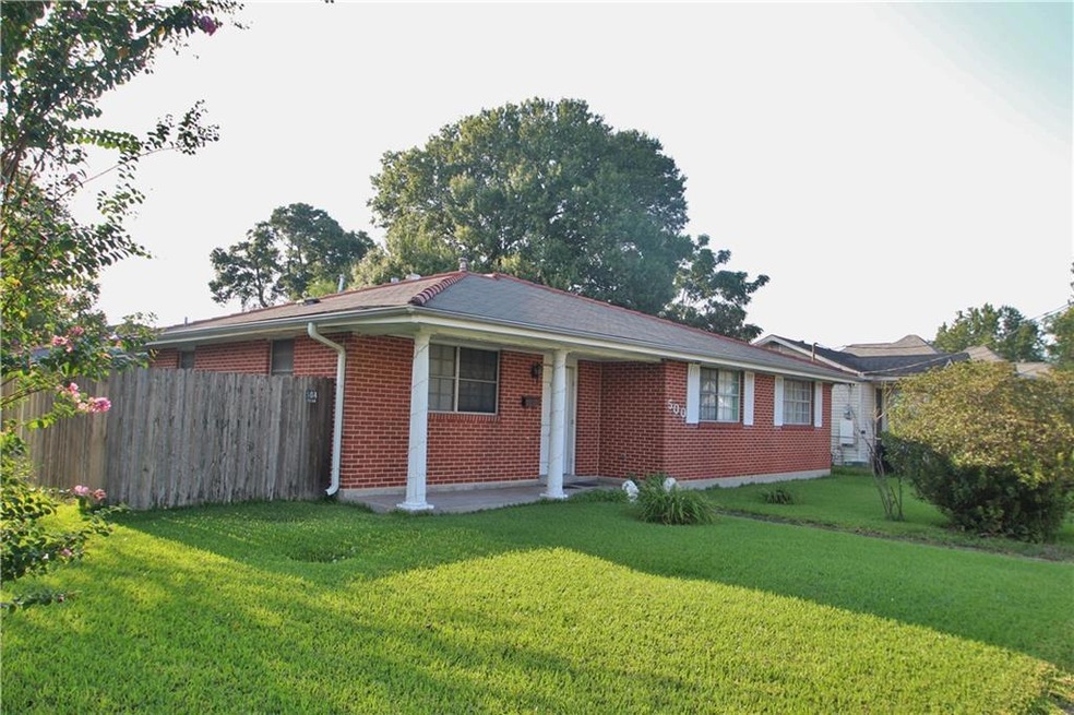 Front entrance to 500 Houma facing Houma.