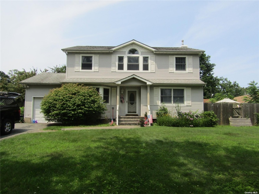 4 Marie Crescent, ComMacK, NY 11725 - photo 1