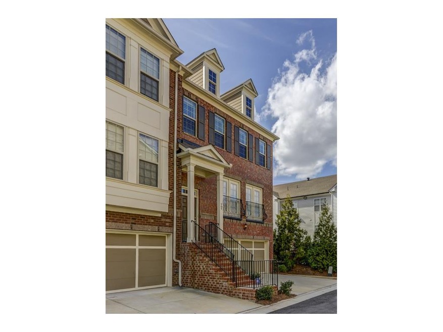 Corner end-unit home at rear, northen corner - qui