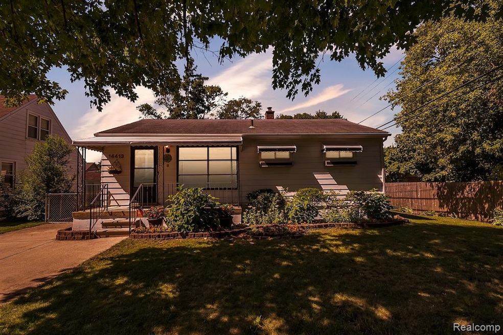 01-14413 Mercedes-WindowStill-Real-.jpg