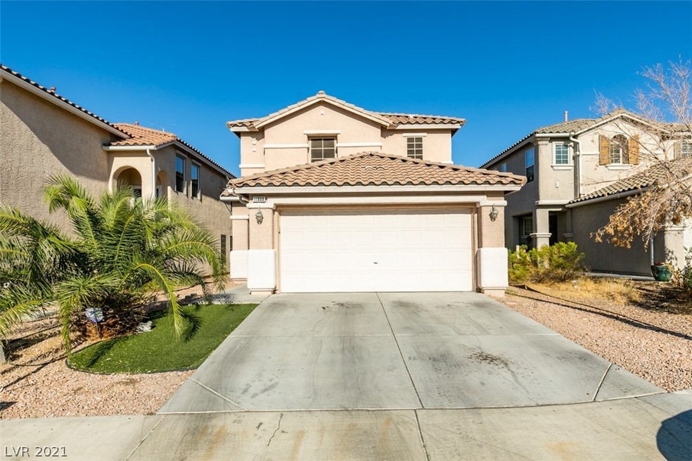 Front of home located in a cul-de-sac