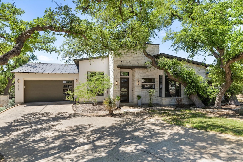 View of front of house featuring driveway, a stan