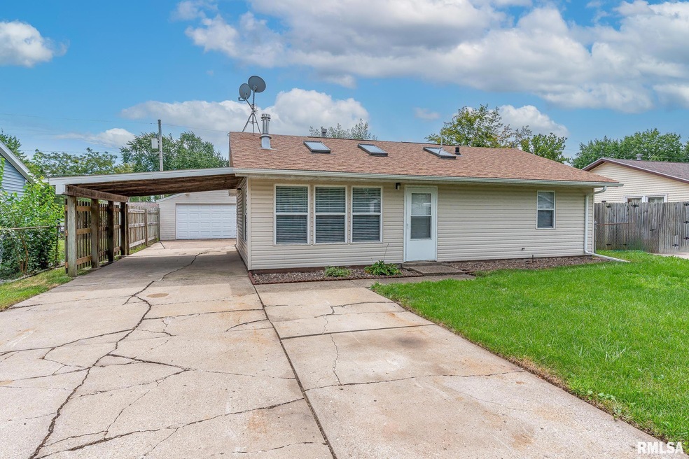 2811 W 70th St, Davenport, IA 52806 - photo 1