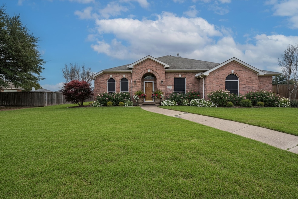 3200 Elmwood Dr, Mesquite, TX 75181 - photo 1