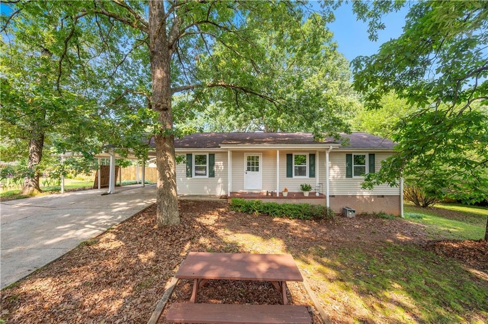 Ranch-style home featuring crawl space and driveway