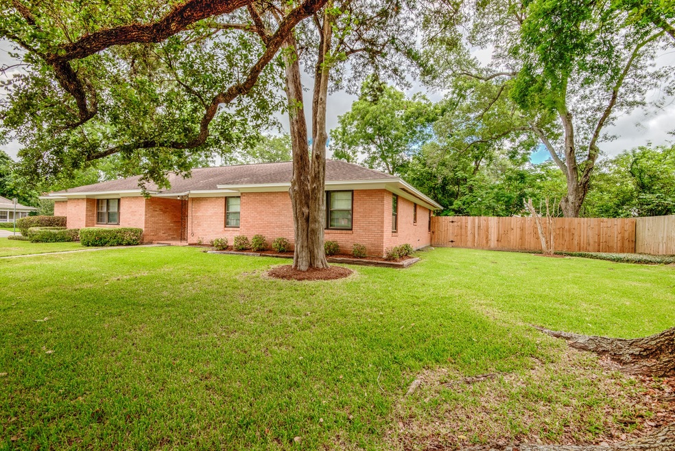 703 S Johnson St, Alvin, TX 77511 - photo 1